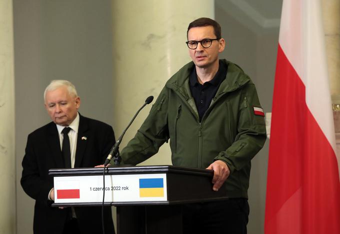 Uradno je Mateusz Morawiecki kot predsednik vlade nadrejen svojemu namestniku Jaroslawu Kaczynskemu, dejansko pa je ravno obratno. | Foto: Guliverimage