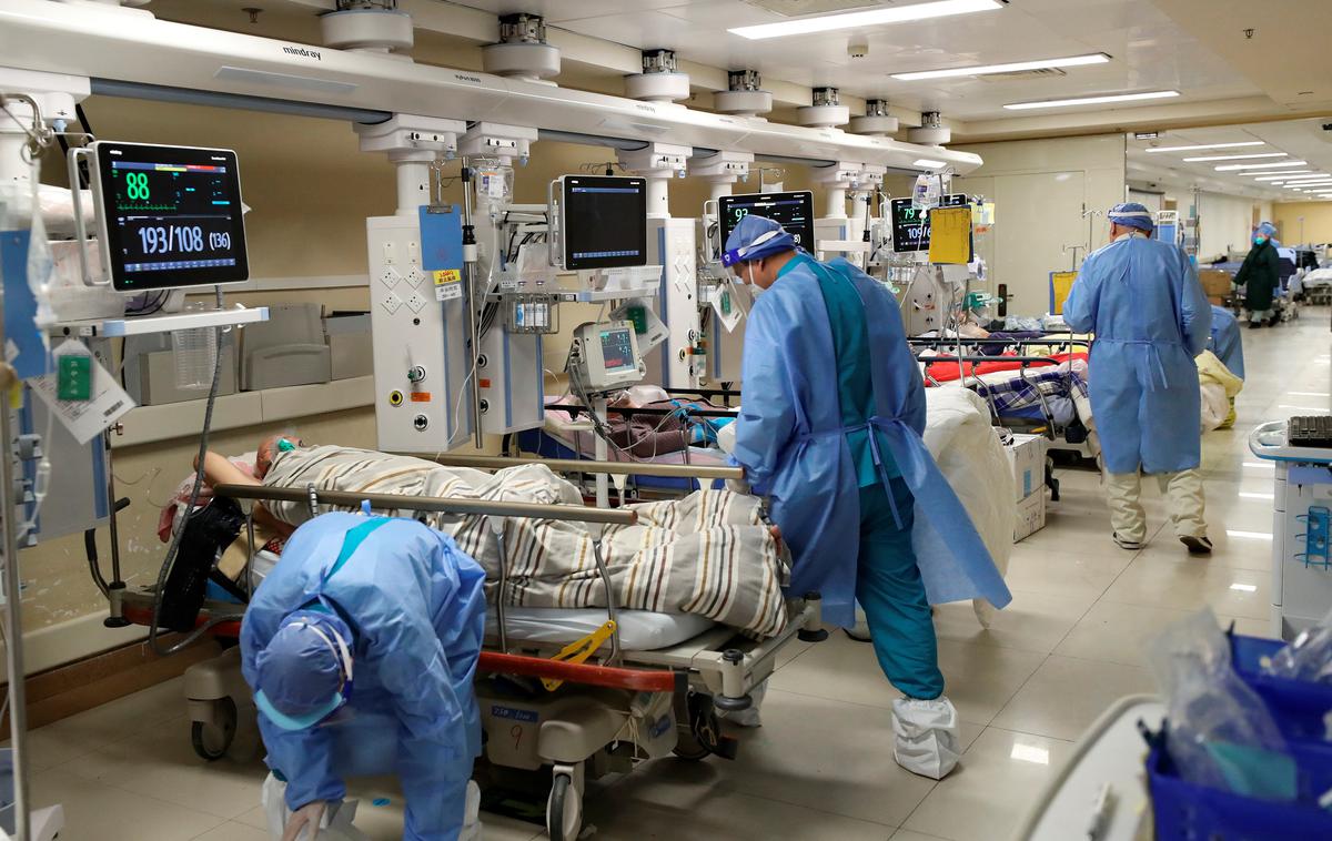Kitajska | Kot smrt zaradi covida bodo na Kitajskem evidentirali izključno umrle zaradi posledic tega virusa, ne pa tudi umrlih, ki so bili sicer okuženi s covidom, a so umrli zaradi drugih bolezni. | Foto Reuters