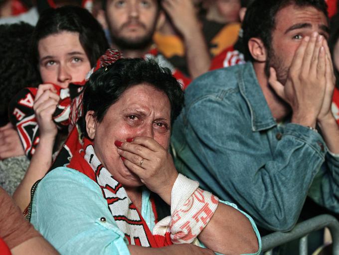 Navijači Benfice so po odhodu Guttmanna spremljali svoje ljubljence v osmih finalih evropskih tekmovanj. Lizbončani niso zmagali niti enkrat. | Foto: Reuters