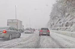 Dalmacijo zajelo močno sneženje, vozniki v težavah #video