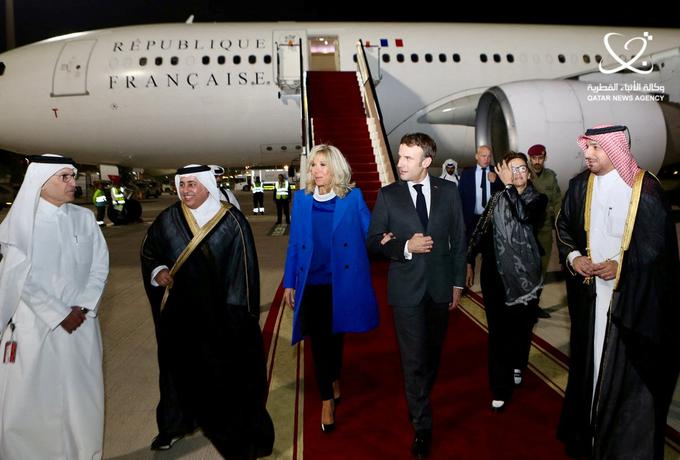 Francoski predsednik Emmanuel Macron je pripotoval v Katar, kjer si je z ženo v živo ogledal finale.  | Foto: Reuters