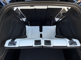 Tesla model Y 7 sedežev