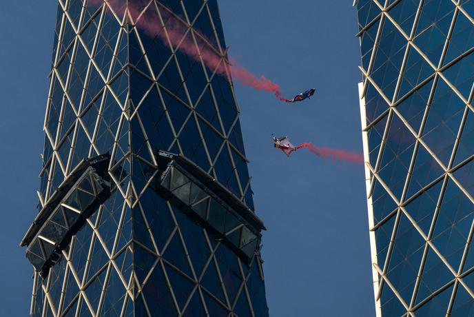 Prvič v zgodovini: sinhroniziran let v krilati obleki med dvojčkoma ikonične znamenitosti #video