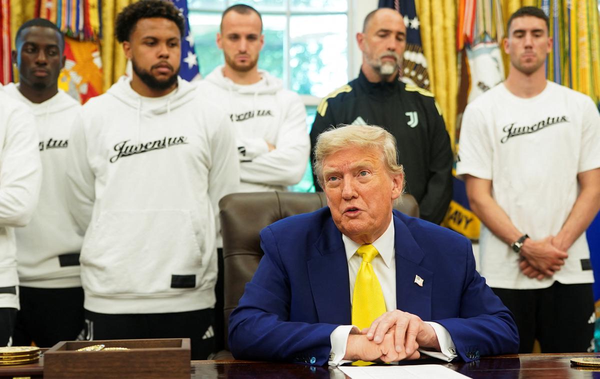 Donald Trump | Donald Trump je odgovarjal na politična vprašanja novinarjev, za njim pa so stali trener Igor Tudor in nogometaši Juventusa. | Foto Reuters