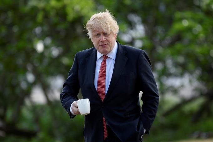 Britanski premier Boris Johnson je v sobotni izdaji britanskega časnika Telegraph poudaril, da EU grozi z vzpostavitvijo carinske meje na Irskem morju, s čimer bo Severno Irsko ločila od države. | Foto: Reuters