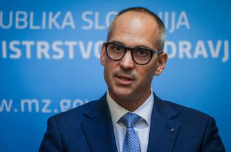 Minister Ostrc zanikal sporni osnutek zakona, nato v studio prinesel enak dokument