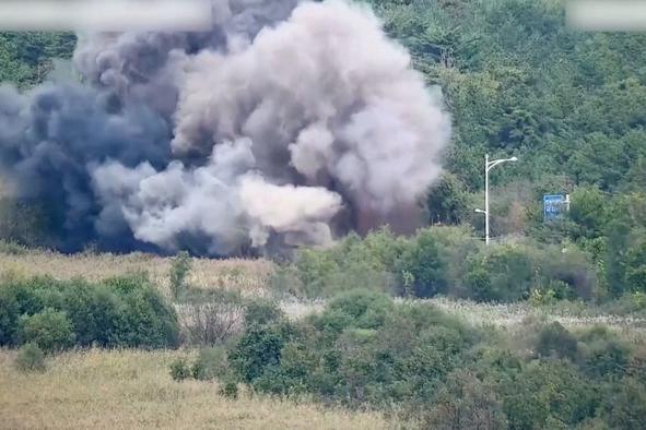 Severna Koreja razstrelila odseke cest proti jugu korejskega polotoka #video