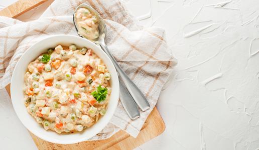 Francoska solata na nov način: kako osvežiti praznično klasiko