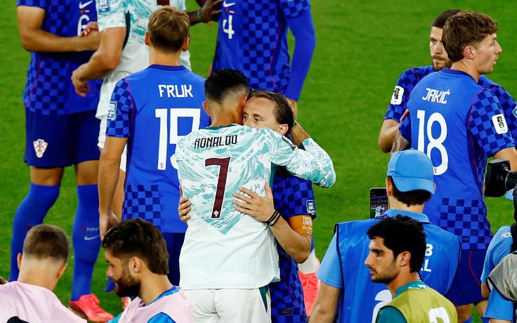 Cristiano Ronaldo je po zmagi nad Hrvaško tako objel dolgoletnega soigralca in prijatelja Luko Modrića. | Foto: Reuters