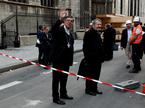 Pariški nadškof Michel Aupetit zapušča katedralo po maši