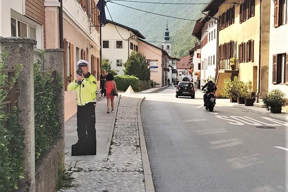 Kaj so storili vozniki? Silhueta policista ob slovenskih cestah. #foto