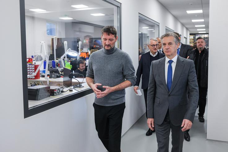 Premier si je podjetje Dewesoft ogledal skupaj z lastnikom Juretom Knezom. | Foto: STA