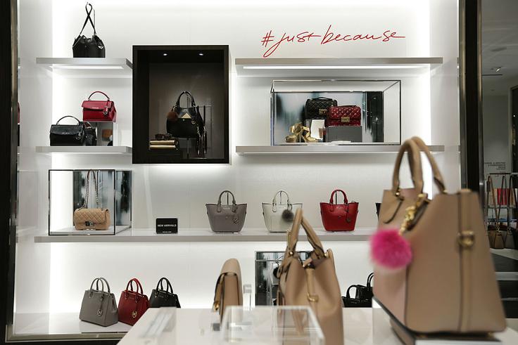 Znamka Michael Kors je najuspešnejša pri prodaji torbic. | Foto: Getty Images