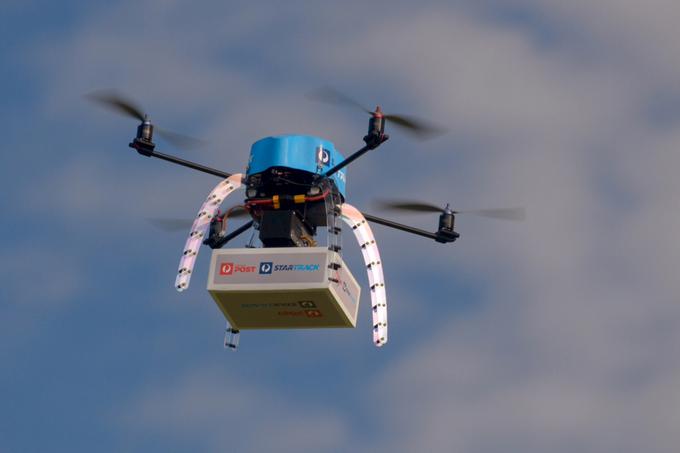 Droni se v nekaterih državah že uporabljajo za razvažanje tovora. To je dron avstralske državne pošte. | Foto: Reuters