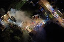 V Tacnu požar zajel hlev, z ognjem se je borilo 75 gasilcev