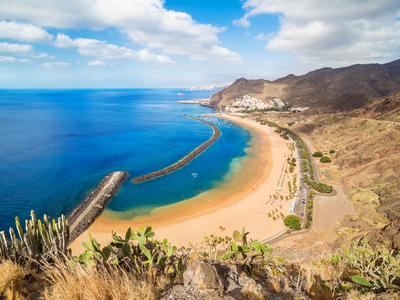 Valovi na otoku Tenerife vzeli tri življenja
