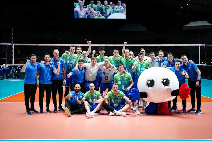 Veselje slovenskih odbojkarjev po tretji zaporedni zmagi v Tokiu. V noči na sredo jih čaka spopad z Egiptom. | Foto: VolleyballWorld