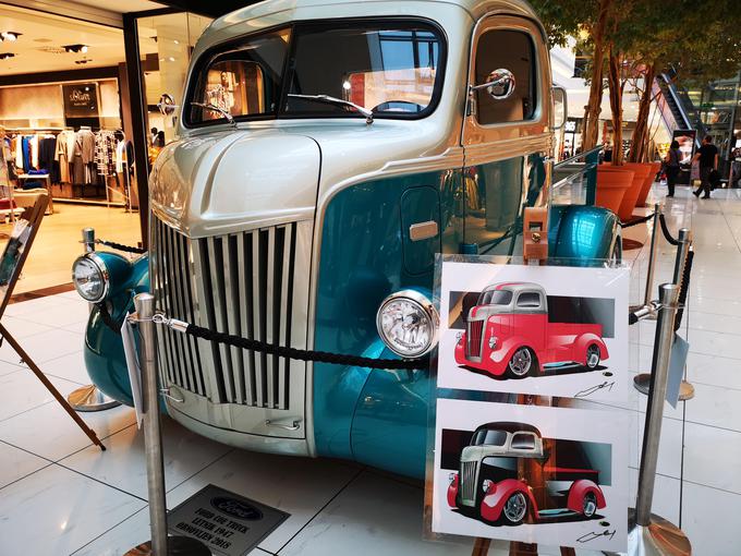 "Na razstavi lahko poleg ilustracij vidimo tudi avtomobil ford pickup iz leta 1947, ki je bil generalno obnovljen. Na podlagi renderjev je ta avtomobil pobarvan in polakiran," razlaga Gedl. | Foto: Gregor Pavšič