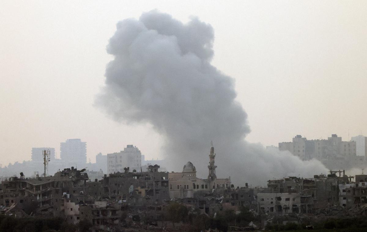 Gaza | Izraelska vojska je tudi prejšnjo noč izvedla ciljno usmerjene napade s tanki in pehoto.  | Foto Reuters