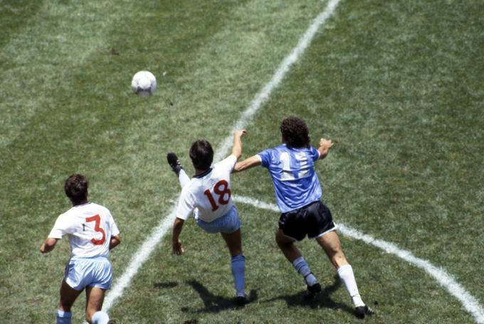 Steve Hodge in Maradona v medsebojnem duelu v četrtfinalu svetovnega prvenstva v Mehiki leta 1986. Po tekmi sta si v tunelu izmenjala dresa.  | Foto: Guliverimage/Vladimir Fedorenko