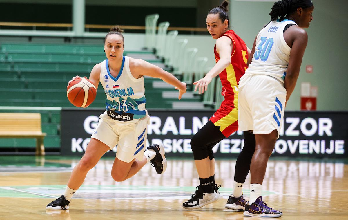 Slovenija : Črna Gora (ženska košarka, priprave na EuroBasket) | Slovenske košarkarice so na pripravljalni tekmi zanesljivo ugnale Poljsko. V torek sledi še ena tekma z istimi nasprotnicami. | Foto Vid Ponikvar