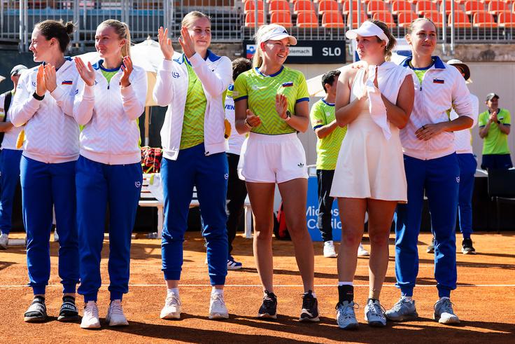 Soigralke so jo po porazu tolažile. | Foto: Vid Ponikvar/Sportida