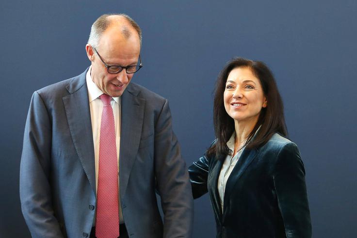 Nemška ministrica za trgovino Katherina Reiche (na fotografiji skupaj z nemškim kanclerjem Friedrichom Merzem) bo danes in v petek skupaj s predstavniki pomembnih nemških podjetij na obisku na Kitajskem. Nemčija je ena od držav, ki nasprotuje trši evropski gospodarski politiki do Kitajske. | Foto: Guliverimage