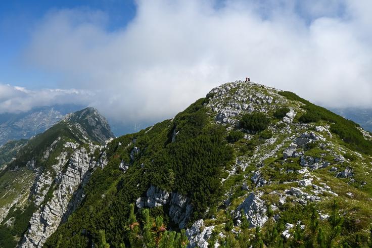 Pogled na Veliko Babo z njenega drugega, nekaj metrov nižjega vrha. | Foto: Matej Podgoršek