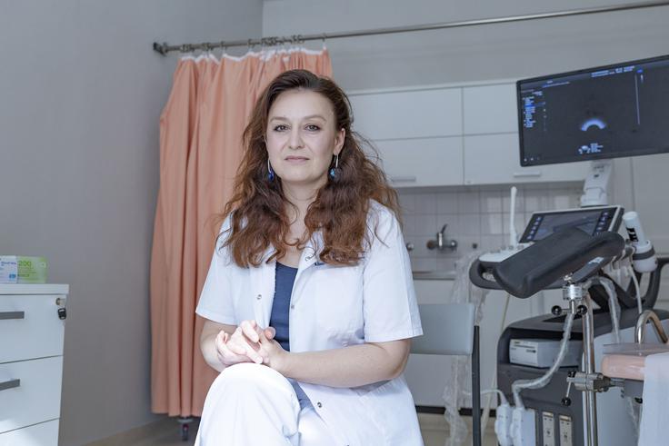 Dzhamilyat Abdulkhalikova je šla po materinih stopinjah in tako kot ona postala ginekologinja.  | Foto: Ana Kovač
