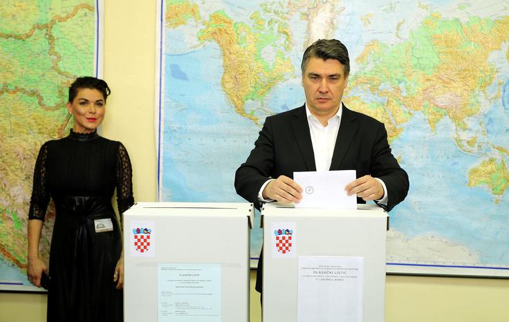 Kandidat za premierja levosredinske Narodne koalicije in predsednik SDP Zoran Milanović je prav tako volil v Zagrebu. Na čelu SDP je od leta 2007, hrvaško vlado je vodil med letoma 2011 in 2015. Dodal je, da je kot predsednik stranke odgovoren tako takrat, ko zmagujejo, kot tudi, ko ne gre vse po načrtih. | Foto: Reuters