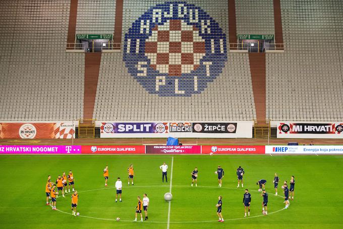 Hrvaški nogometaši so za ogrevanje z nogometno žogo ciljali veliko pilates žogo na sredini nogometne zelenice.  | Foto: Grega Valančič/Sportida