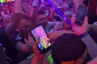 Ameriški policist z žogo v nogah očaral škotske navijače #video