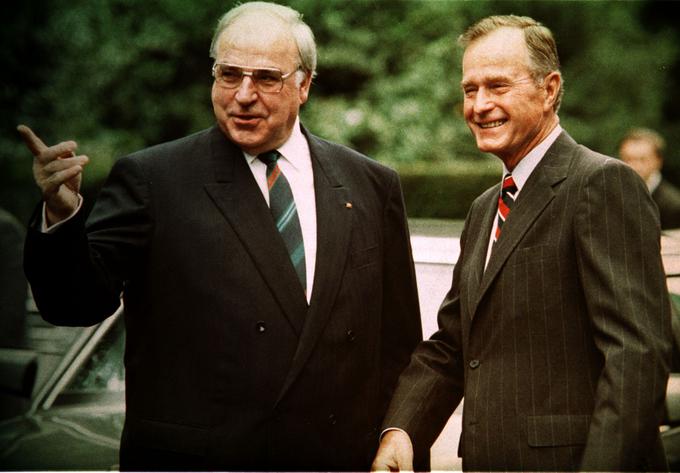 Ameriški predsednik George Bush starejši (desno) in nemški kancler Helmut Kohl − prvi je v času razpadanja Jugoslavije poosebljal težnjo po ohranitvi Jugoslaviji, drugi je bil pripravljen prisluhniti slovenskim in hrvaškim željam po neodvisnosti. | Foto: Reuters
