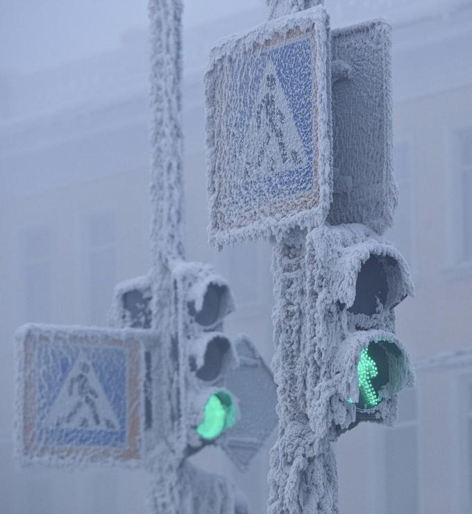 Januarja, ko se povprečne temperature gibljejo okoli -50 stopinj Celzija, zmrznejo celo znaki in druga signalizacija.  | Foto: Reuters