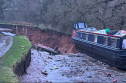 Razglasili izredne razmere: ladje obtičale na robu, reševalci na terenu preprečujejo poplave