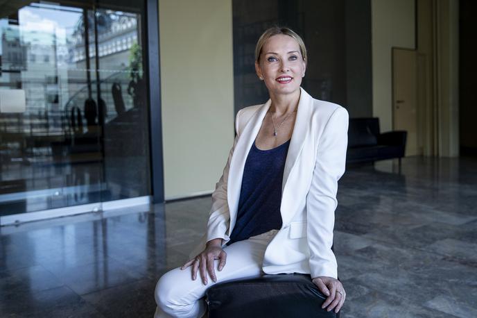 Tanja Ribič | Tanji Ribič je z leti vrtnarstvo priraslo k srcu: "Oprosti, zlata mami, za preslišane besede. Zdaj jih izkopavam iz spomina kot suho zlato." | Foto Ana Kovač