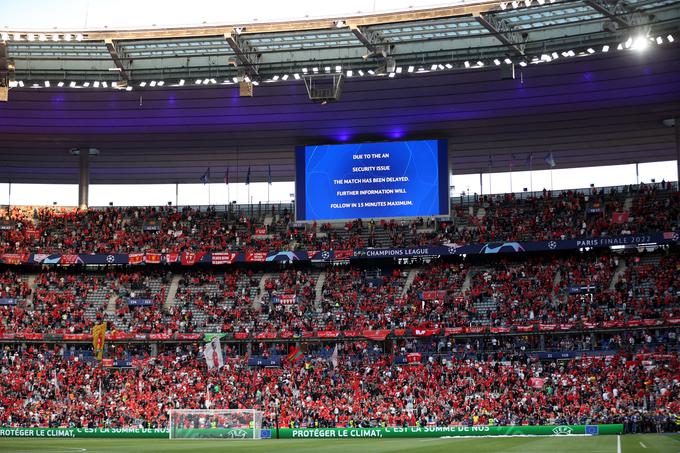 Finale se je začel s 36 minutami zamude. Ob devetih je bilo še več tisoč navijačev Liverpoola pred vhodom. | Foto: Reuters