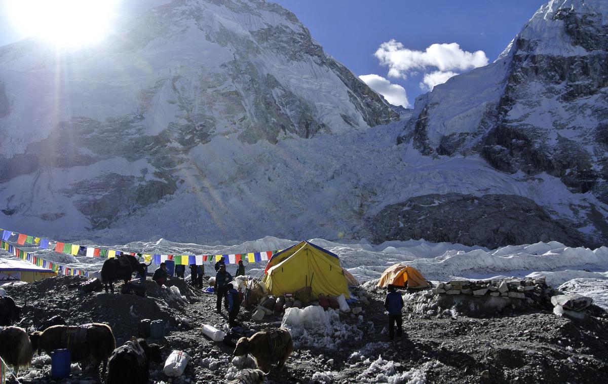 everest bazni tabor | Brez ukrepanja se bodo težave z iztrebki še stopnjevale. Lani so v Nepalu izdali rekordnih 478 plezalnih dovoljenj za vzpon na vrh. | Foto Reuters