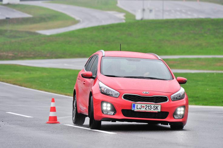 Na področju vozne dinamike hvalimo predvsem odlično blaženje in z njim povezano udobje. Nagibanja karoserije je razmeroma veliko, a bolj kot to moti medla predstava volana. Ta je po komunikativnosti daleč od razrednega povprečja, kar pa bodo opazili le pretežno dinamični vozniki. Kot vsakdanji sopotnik bo ceed (karavan ali kombilimuzina) zadovoljil veliko večino voznikov. | Foto: 