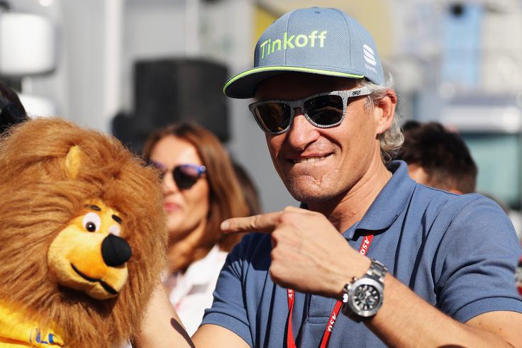 Plišaste levčke podeljujejo tudi na kolesarski dirki Kriterij Dauphine. Na fotografiji z njim pozira Oleg Tinkov, lastnik ruske ekipe Tinkoff, kjer kolesarita tudi Peter Sagan in Alberto Contador.  | Foto: 