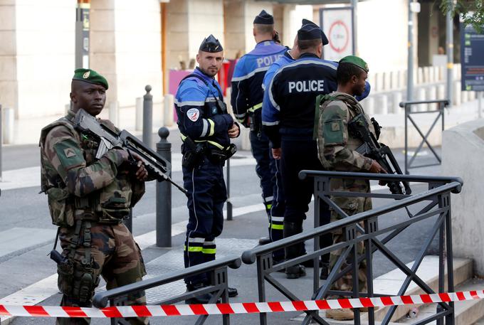 Francoska policija in vojska stražita ulico blizu postaje Saint-Charles, potem ko so ustrelili napadalca.  | Foto: Reuters
