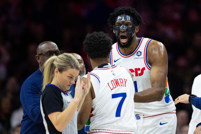 Joel Embiid | Zvezdnik 76ers Joel Embiid je izgubil živce, ko mu je sodnica Jenna Schroeder v nekaj sekundah podelila dve tehnični napaki. | Foto Reuters