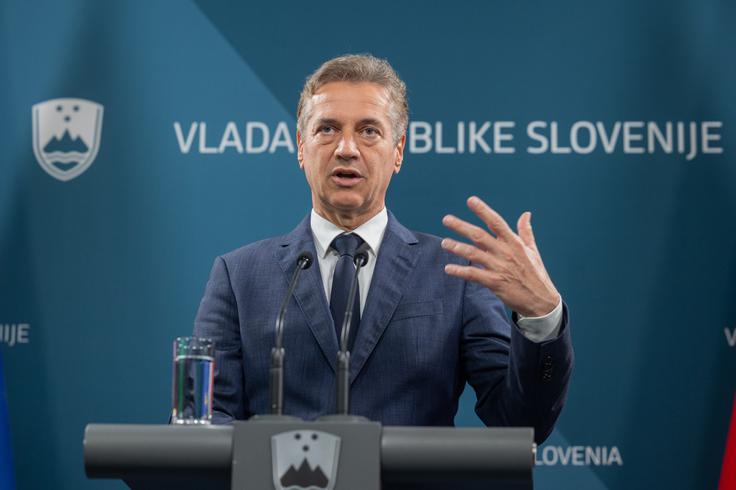  “Odločili smo se za pot, ki išče rešitve skozi socialni dialog. Ne hitimo za všečnostjo, ampak za dolgoročnimi rešitvami." Po njegovih oceni je Slovenija danes tudi bolj vključujoča in odpornejša, kot je bila ob vstopu te vlade v mandat. | Foto: STA