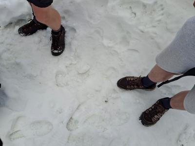 Tuja pohodnika sta v taki opravi šla v gore. To je sledilo.