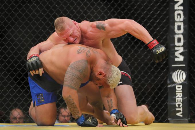 Mark Hunt (v modrih hlačah) ni zdržal pritiska gigantskega Brocka Lesnarja. | Foto: Getty Images