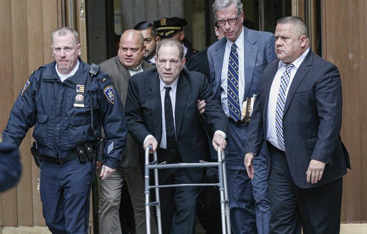 Weinstein težko hodi brez pomoči hojice, zato se je, ko je skušal hoditi sam, padel in se udaril v glavo. | Foto: Getty Images