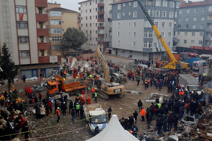 Zrušitev stavbe v Istanbulu | V zrušenju stanovanjskega bloka v Istanbulu je po zadnjih podatkih umrlo 21 ljudi. | Foto Reuters