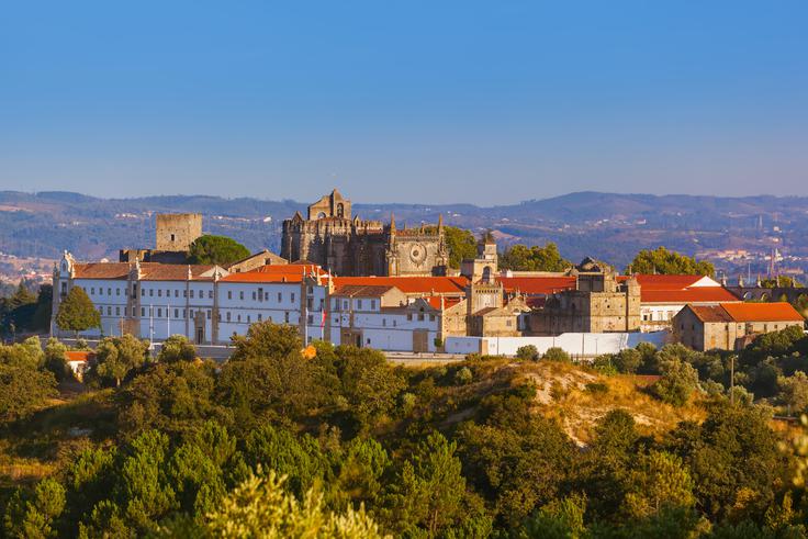 Prihaja iz mesta Tomar, ki se ponaša z bogato kulturno-zgodovinsko dediščino. Zaznamovali so ga zlasti vitezi templjarji. V mestu ne manjka razkošnih gradov, sinagog in še česa. ''Tomar je mirno in lepo mesto, ki ga obiskuje veliko turistov. Je ravno na sredini poti med Lizbono in Portom. Tudi Ljubljana ima svoj grad, tako da me gradovi očitno spremljajo na nogometni poti. Tudi Guimaraes ima velik grad z zgodovinskim pomenom, saj je v njem živel prvi portugalski kralj. Za nameček nosim še njegov priimek, saj je bil Afonso Henriques. Tako sem povezan s kralji in gradovi,'' nam je v smehu pojasnil novopečeni trener Olimpije. | Foto: Guliverimage