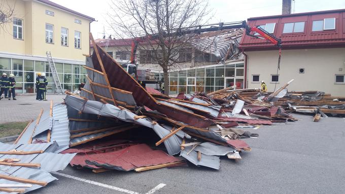 Veter je uničil številne strehe. | Foto: STA ,