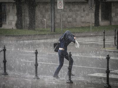 V prihodnjih dneh pogoste plohe in nevihte, na zahodu lahko hitro narastejo meteorne vode